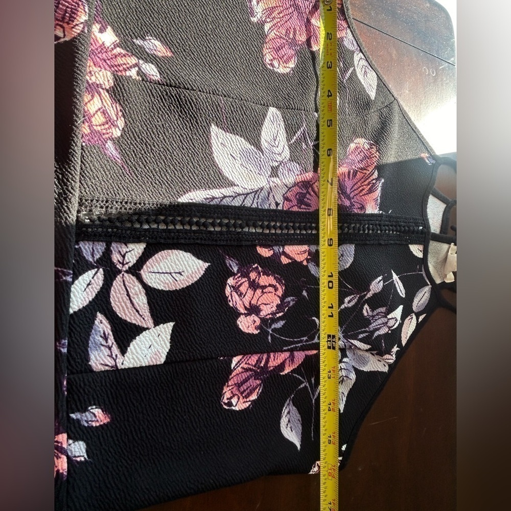 Woman’s medium peplum top - Picture 3 of 6